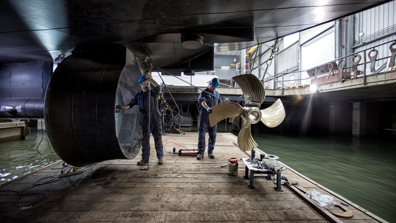 IntekstLift2.Monteurs van De Waal aan het werk in lift 2 copy