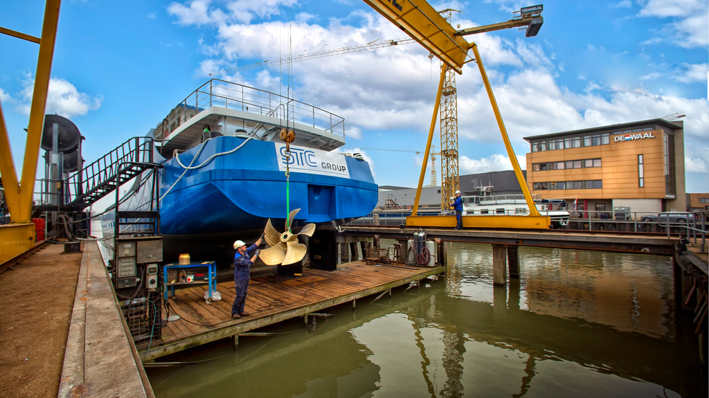 Ab Initio in scheepslift bij De Waal achteraanzicht klein copy