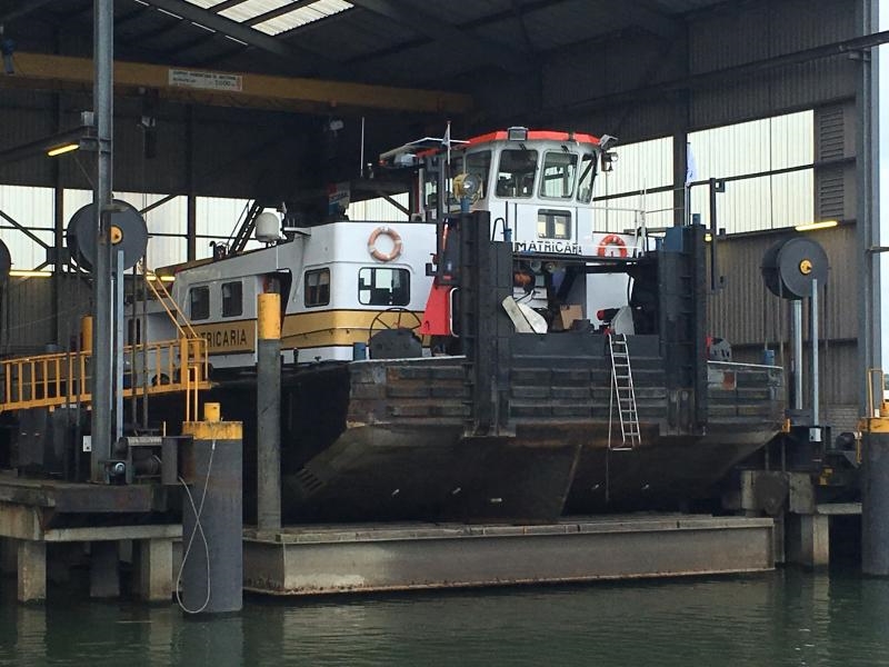 Duwboot Matricaria volledig uit het water in de scheepslift bij De Waal copy