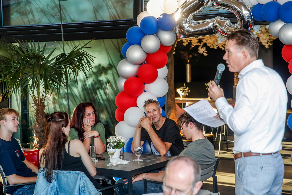 Marco de Waal spreekt Wilbrand toe tijdens de viering van zijn jubileum